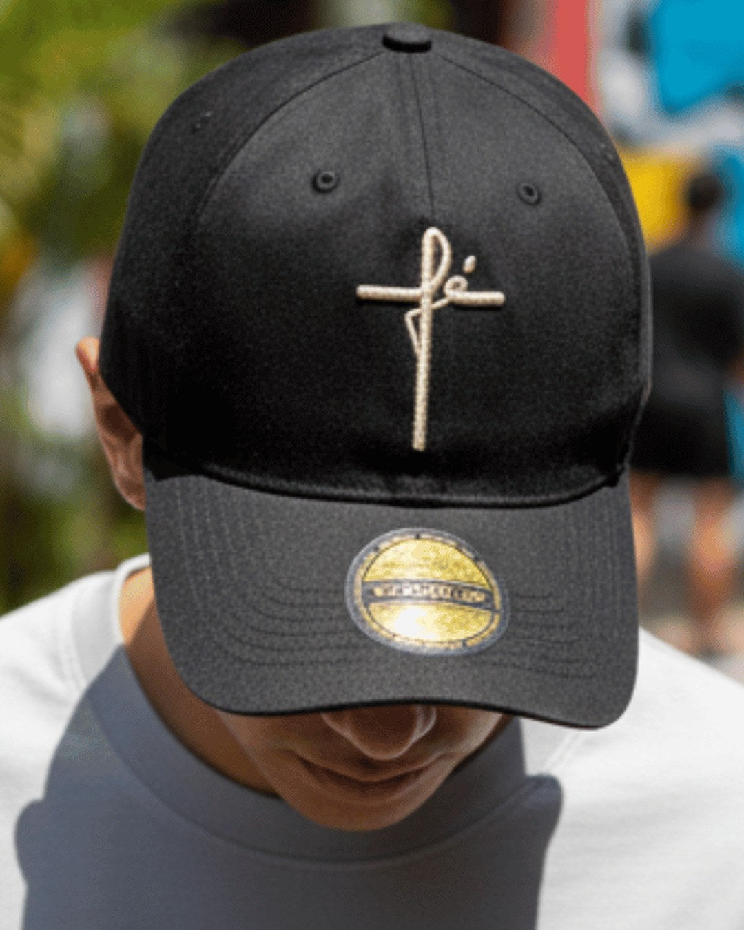 Gorra FÉ puesta